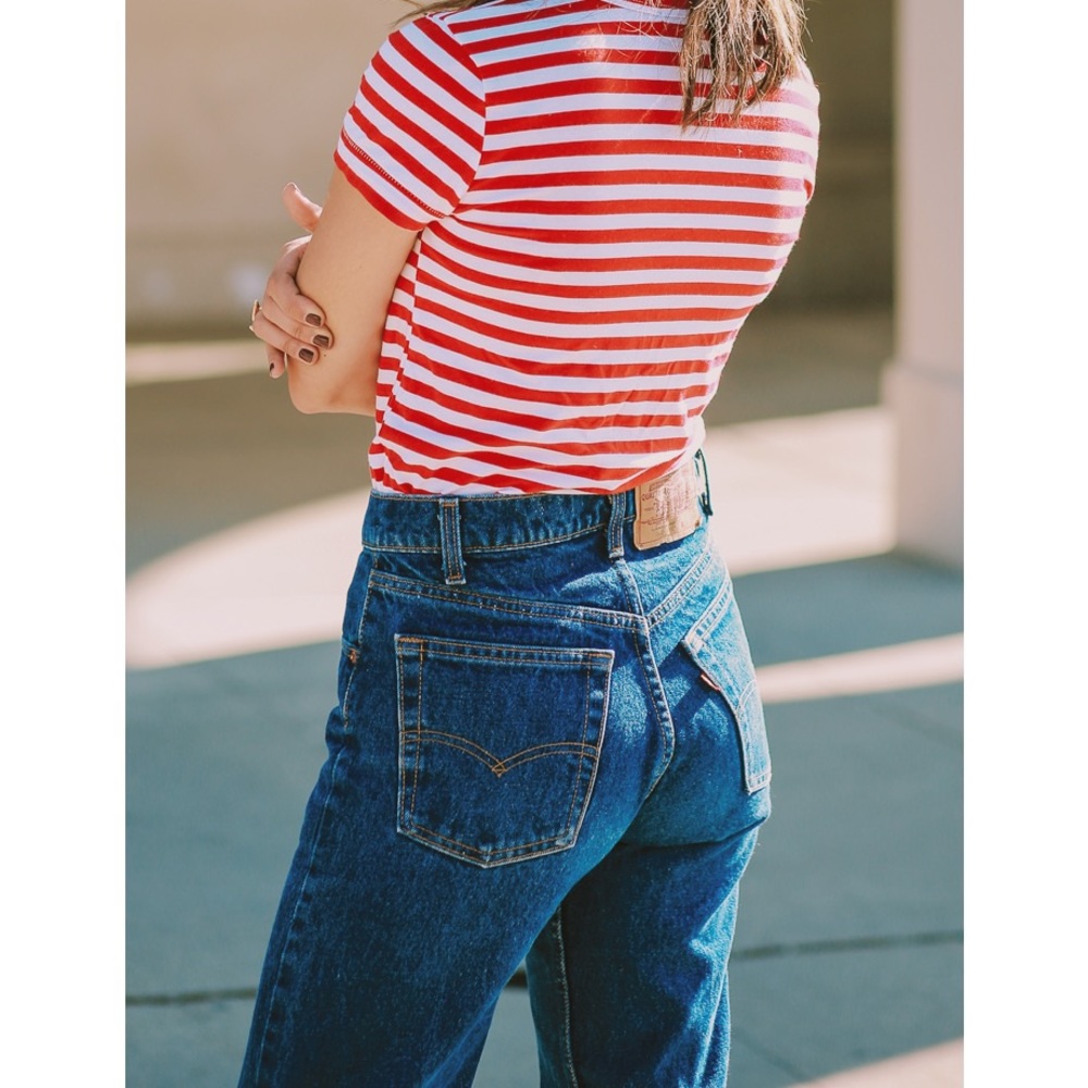 Womens vintage 550 Levi’s jeans in a medium wash 0081